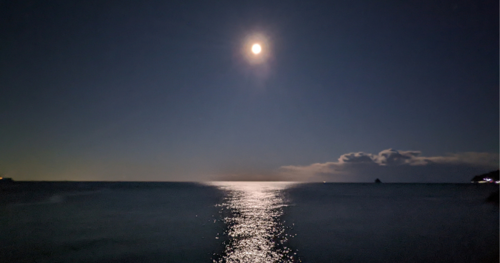 夜の海と満月の画像